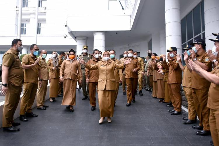 Memasuki Masa Purnabakti,  Haru dan Tangis Iringi  Pelepasan Sekdaprov Sabrina