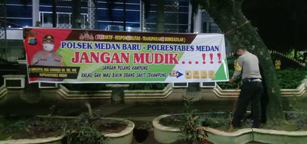 Polsek Medan Baru Pasang Spanduk Larangan Mudik Lebaran di  Inti Kota