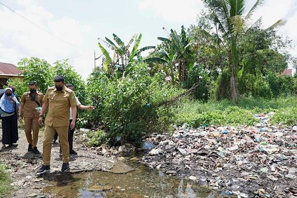 Bobby Nasution Janji Sampah di Gang Kurnia Sari Rejo Bersih dalam Dua Hari