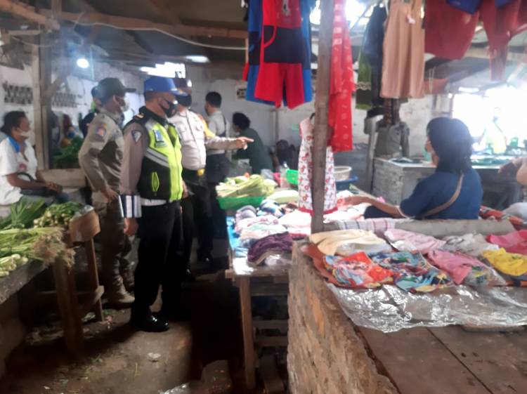 Personel Gabungan Gelar KRYD dan Bagikan Masker di Pasar Meranti dan Landak