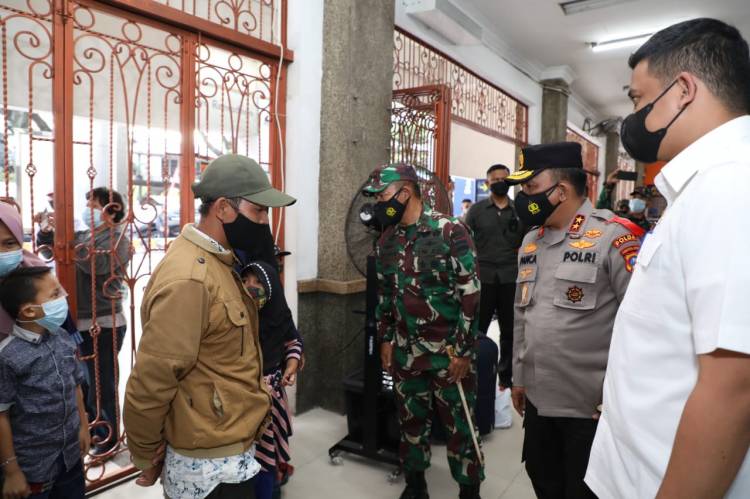 Kapoldasu, Pangdam I/BB dan Wali Kota Medan Tinjau Penerapan Prokes di Stasiun Kereta Api