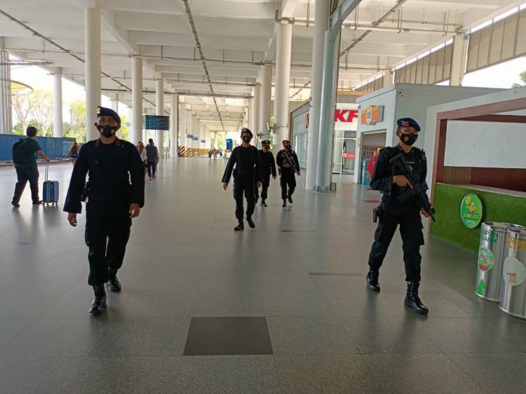 Gegana Brimob Sumut Patroli Dialogis di Bandara Kuanalanamu