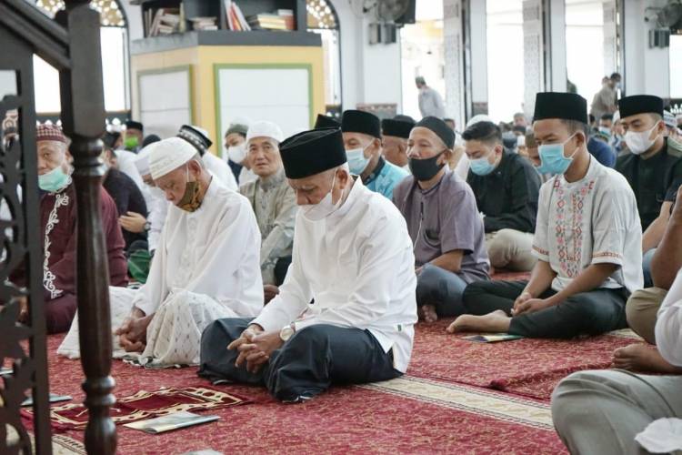 Bupati Asahan Laksanakan Sholat Ied Di Masjid Agung