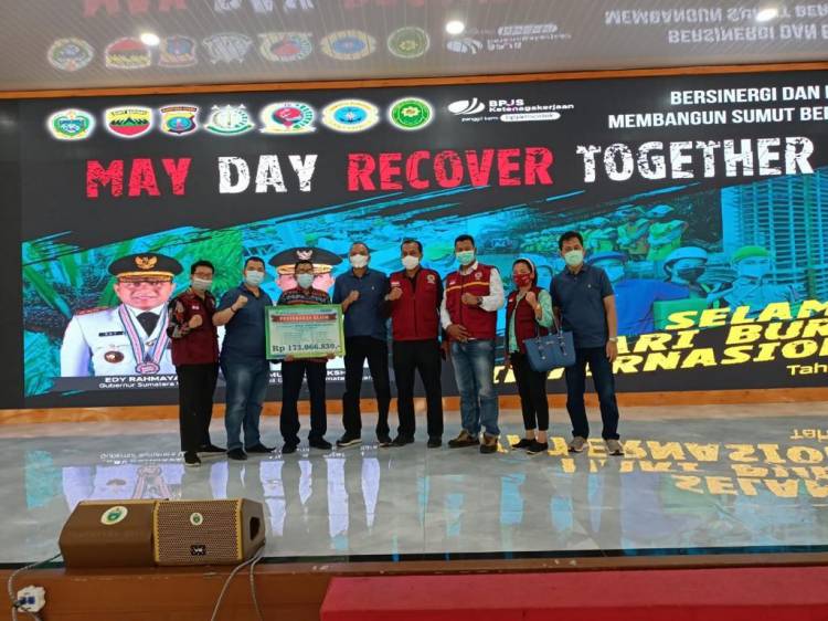 Hari Buruh, BPJS Ketenagakerjaan Sumbagut Serahkan 2600 Paket Sembako