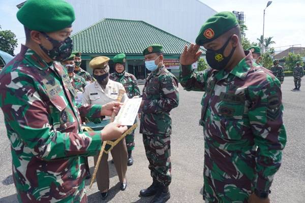 Sambut Hari raya Idul Fitri, Danrem 032/Wbr Bagikan Bingkisan Lebaran Kepada Prajurit dan PNS