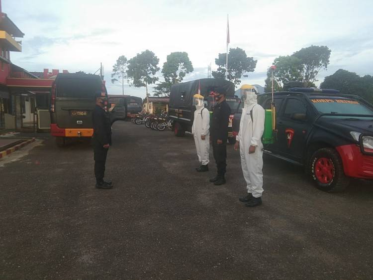 Batalyon C Brimob Sumut Semprotkan Cairan Disinfektan di Gereja Padangsidimpuan