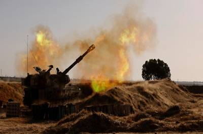 Sebuah Unit Artileri Mobile Militer Israel Melepaskan Tembakan