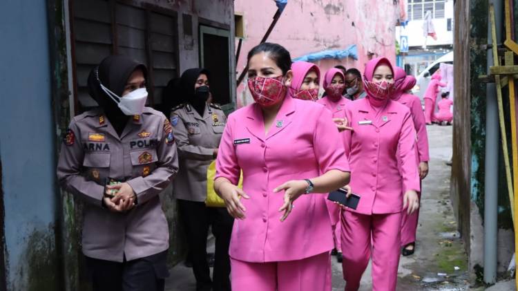 Ketua Bhayangkari Binjai Bagikan Sembako Secara Door to Door Kepada Warga