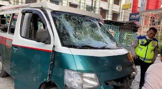 Pasutri di Tabrak Sopir Angkot, Mobil Diamuk Massa