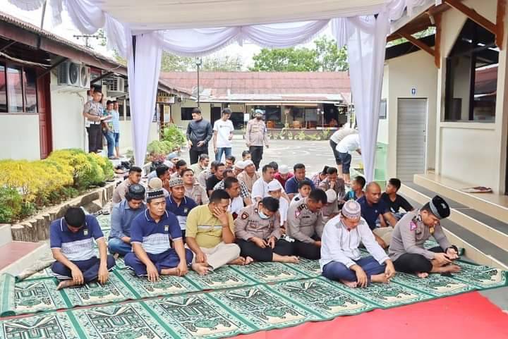 Kapolres dan Personil serta Masyarakat Beribadah Masjid Polres