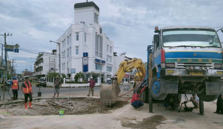 Tugu Simpang Enam Rantauprapat Dirubuhkan Ekscavator, Masyarakat Nantikan Simbol Apa yang Akan Dibagun