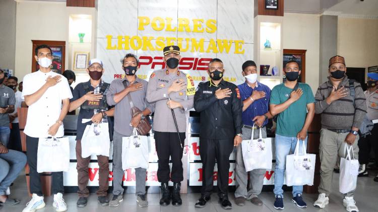 Ratusan Insan Pers Menerima Tali Asih Dari Kapolres Lhokseumawe Menjelang Hari Kemenangan