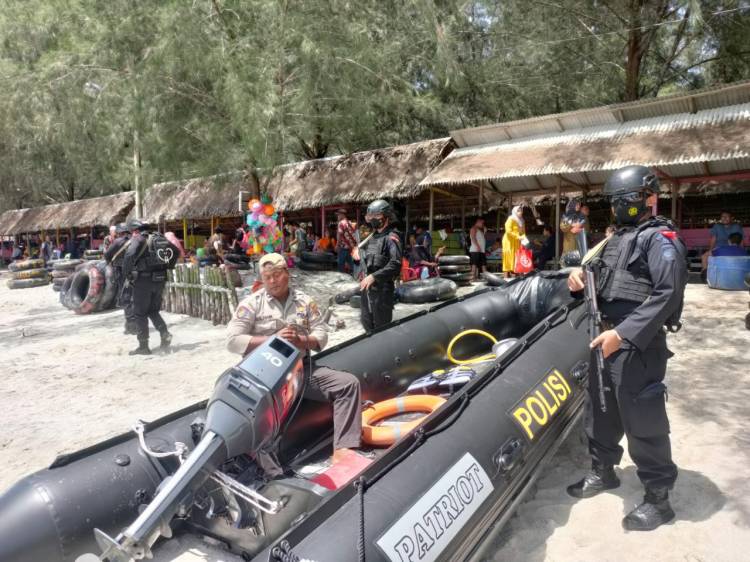 Berikan Rasa Aman, Brimob Polda Sumut Lakukan Patroli di Objek Wisata Pantai