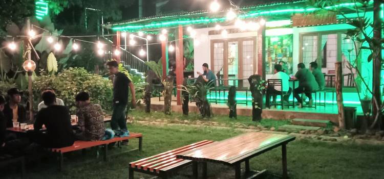 Santai Menikmati Kopi di Cafe Ini