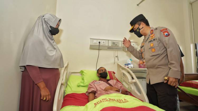 Irjen Pol Nico Afinta Jenguk Anggota Sabhara yang Terkena Lemparan Batu