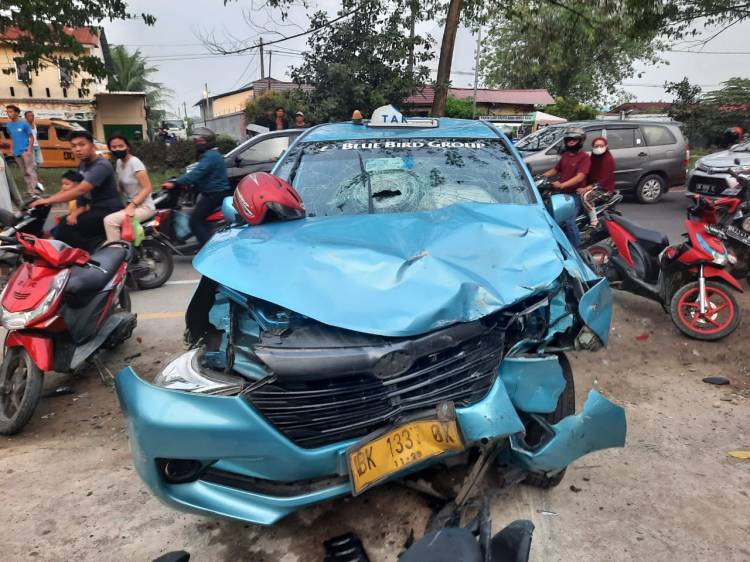 Tragis, Minibus Penumpang Tabrak Dua Kendaraan dan Pejalan Kaki, Seorang Tewas