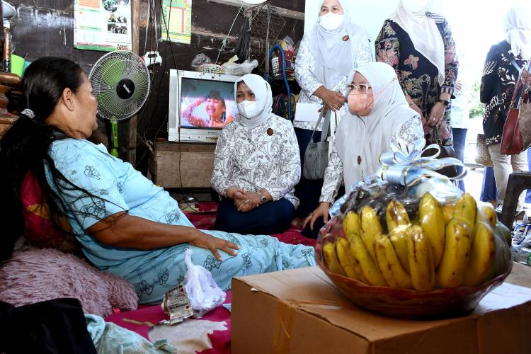 Penderita Kanker Rahim, Sugiani Senang Dikunjungi Nawal Lubis