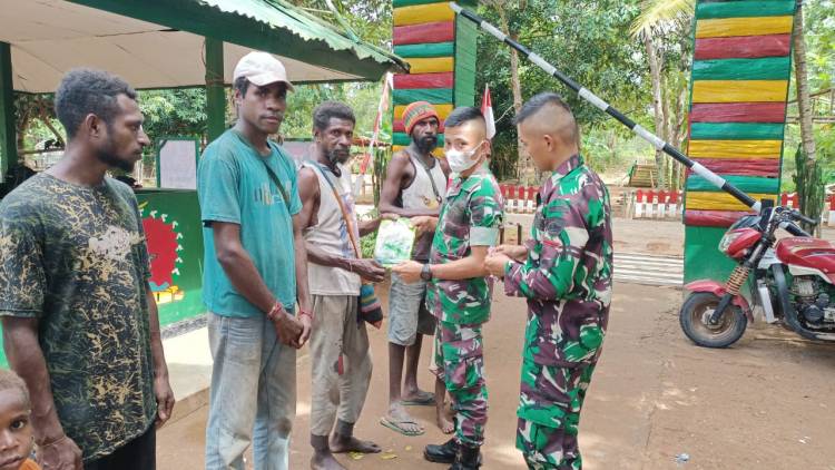 Tingkatan Ketahanan Pangan Petani, Satgas Yonif 123/RW Bagikan Bibit Sayuran