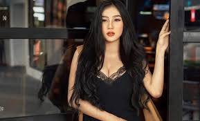 Berpose Kenakan Lingeri Hitam Belahan Dada Pamela Safitri Ngintip