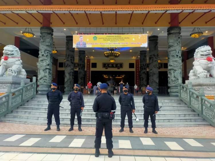Jelang Perayaan Waisak, Gegana Brimob Sumut Lakukan Sterilisasi Vihara Prioritas Kota Medan