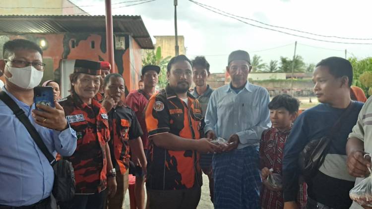 PAC-PP Medan Labuhan Bagikan Daging Pada Masyarakat Merayakan Lebaran Idul Fitri 1443 H