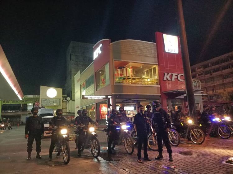 Wujudkan Sitkamtibmas Kondusif, Personil Brimob Polda Sumut Lakukan Patroli di Malam Hari