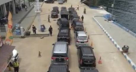 Rela Mengantri Berjam Jam Ribuan Wisatawan di Samosir