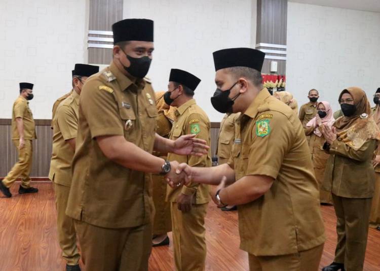 Lantik 33 Pejabat Bidang Kesehatan, Bobby Nasution Tekankan Peningkatan Kualitas Pelayanan