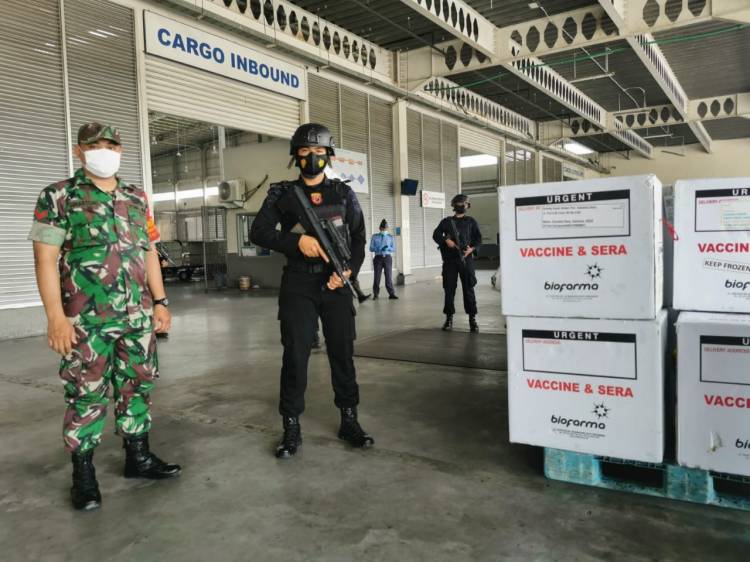 Brimob Polda Sumut Kawal Pendistribusian Vaksin Moderna dan Astrazeneca