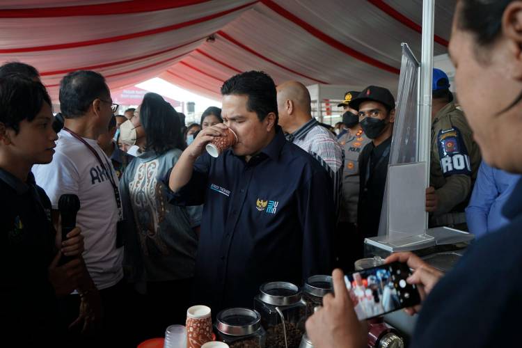 Pasar Rakyat dan UMKM, Menteri Erick Thohir Sambangi Booth Rumah BUMN Binaan PLN
