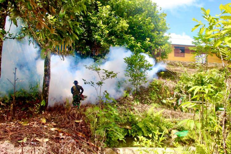 Antisipasi Malaria dan DBD, Satgas Satuan Organik Yonif Raider Khusus 136/TS Melaksanakan Kegiatan Pengasapan