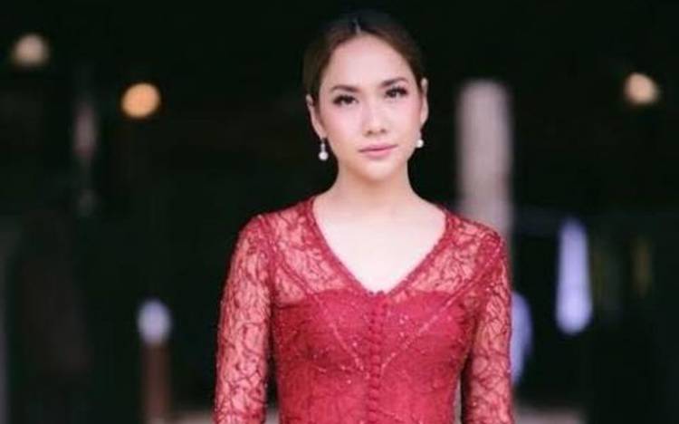 Kenakan Crop Top Belahan Dada Rendah Pesona Bunga Citra Lestari Sedot Perhatian Publik