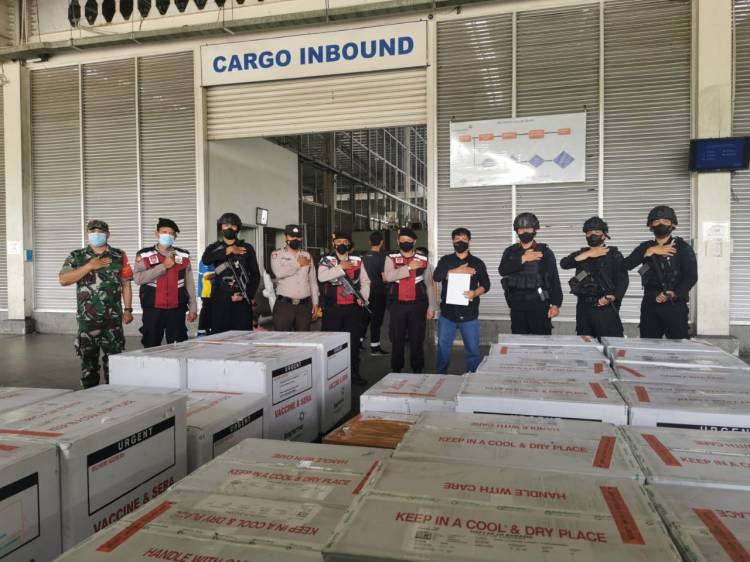 Tiba di KNIA, Brimob Polda Sumut Kawal Pendistribusian Vaksin Moderna dan Astrazeneca