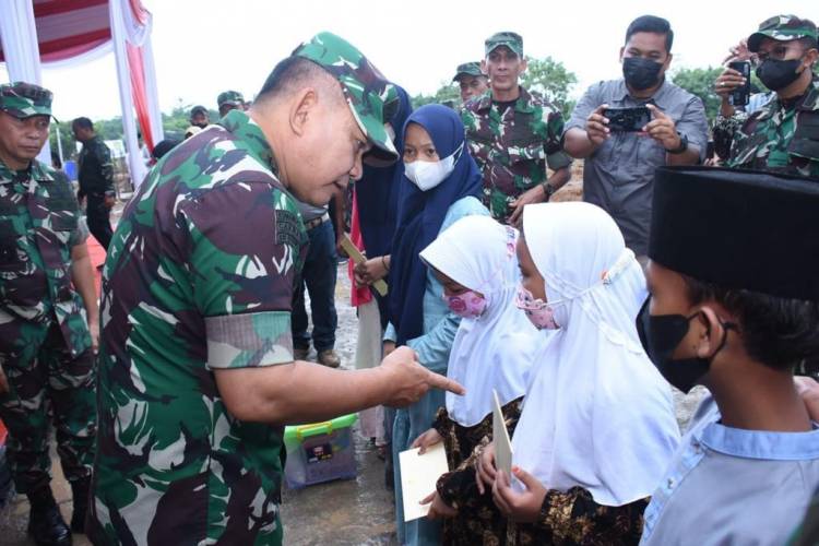 Jenderal TNI Dudung Lakukan Peletakan Batu Pertama Tanda Dibangunnya Masjid Syarif Abdurahman di Cirebon