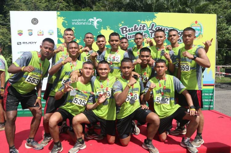Meriahkan Destinasi Wisata, Brimob Polda Sumut Ikuti Bukit Lawang Jungle Run 2022