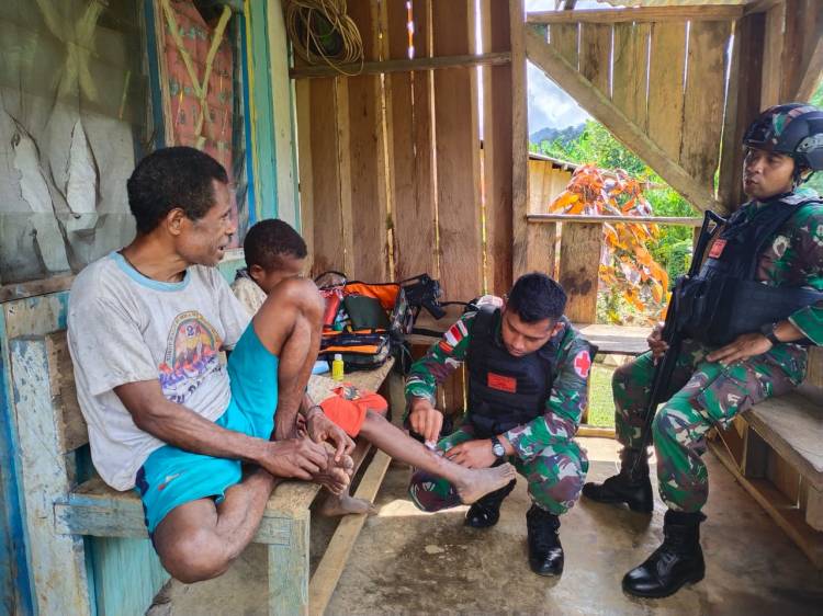Mengatasi Kesulitan Masyarakat Perbatasan, Satgas Yonif 126/KC Laksanakan Pengobatan Door To Door