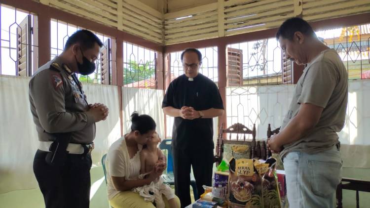 Sat Lantas Polres Nias bersama Pendeta Kunjungi Penderita Hidrosefalus Craniosynotosis