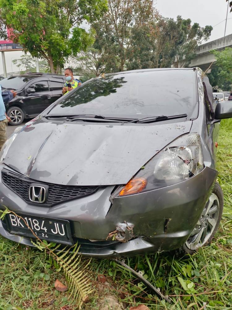 Honda Jazz Nyungsep dan Terbalik di Jalan Umum Tanjung Morawa - Bandara KNIA