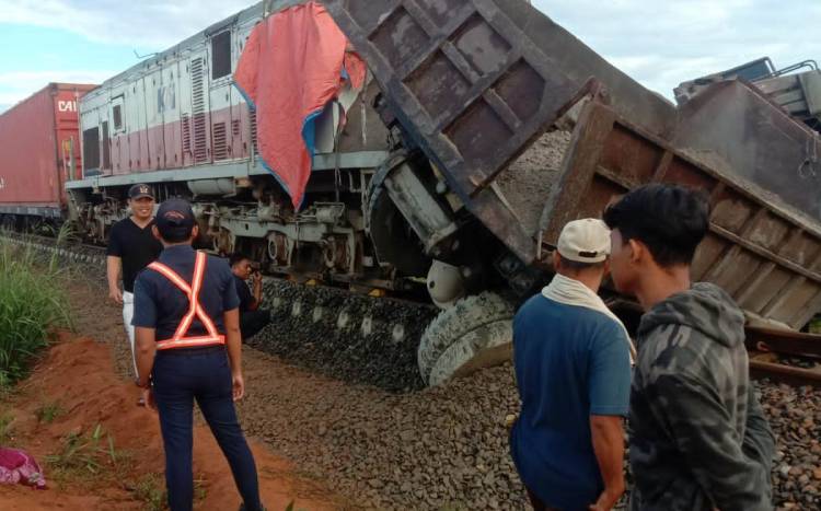 Truk Terseret Hingga 50 Meter Dihantam KA di Sergai