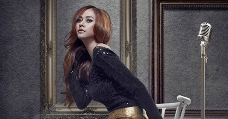 Bikin Tegak! Kenakan Rok Mini Aura Kasih Pamerkan Paha Mulus