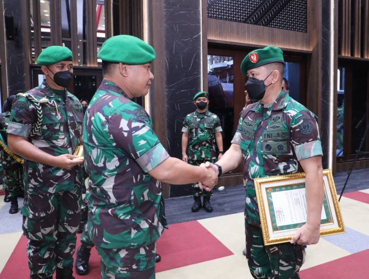 Kasad Beri Penghargaan kepada 34 Personel TNI AD Atlet SEA Games Vietnam