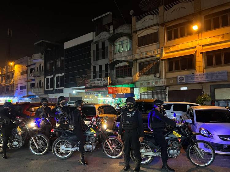 Personil Brimob Laksanakan Patroli Sambang dan Cipta Kondisi Pada Malam Hari