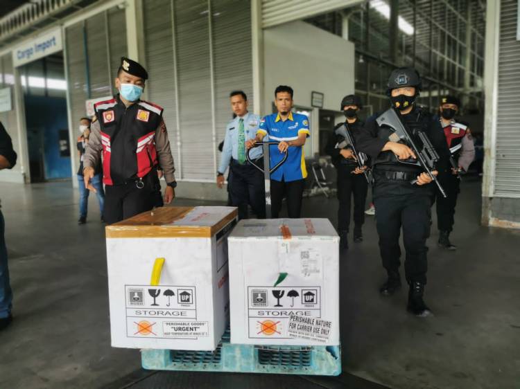 Brimob Kawal Pendistribusian Vaksin untuk Sumut