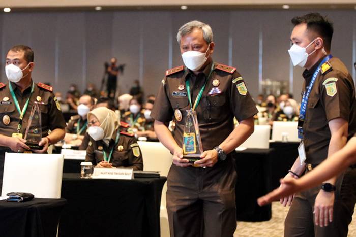 Kajati Sumut Idianto Terima Penghargaan dari Jaksa Agung Sebagai Peringkat III Satker Kualitas Kinerja dan Anggaran Terbaik 2021