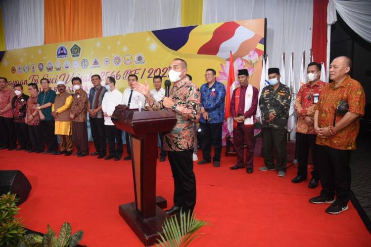 Gubernur Harapkan Umat Buddha Terus Bermanfaat Bagi Manusia