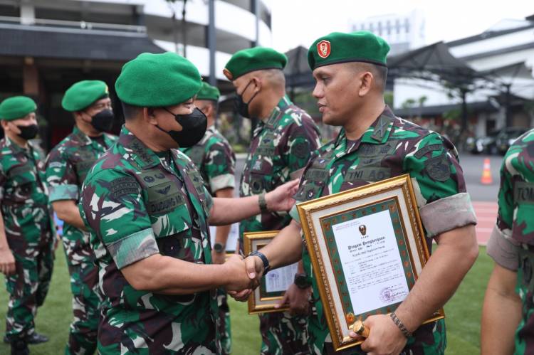 Kasad Beri Penghargaan Kepada Tim Penangkap Pelaku Pembunuhan Babinsa di Papua