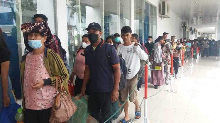 Membludak, Ratusan Pengunjung Rela Berjemur Teriknya Matahari
