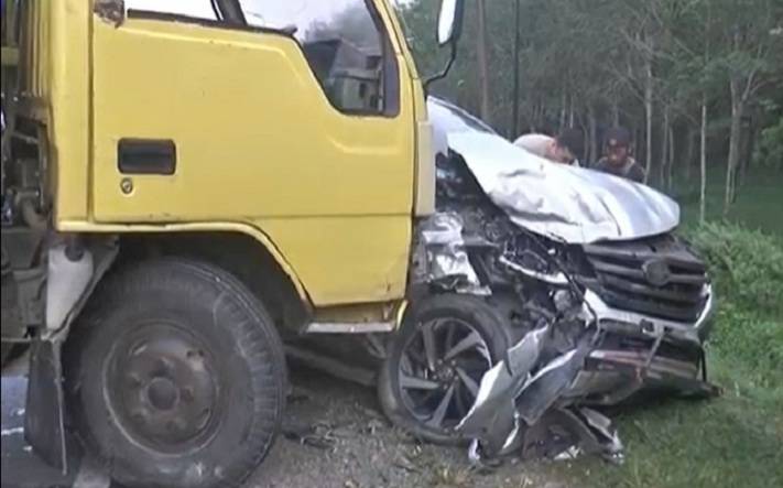 Breaaak...Mobil Pemudik Kontra dengan Truck Siapa Lalai...?