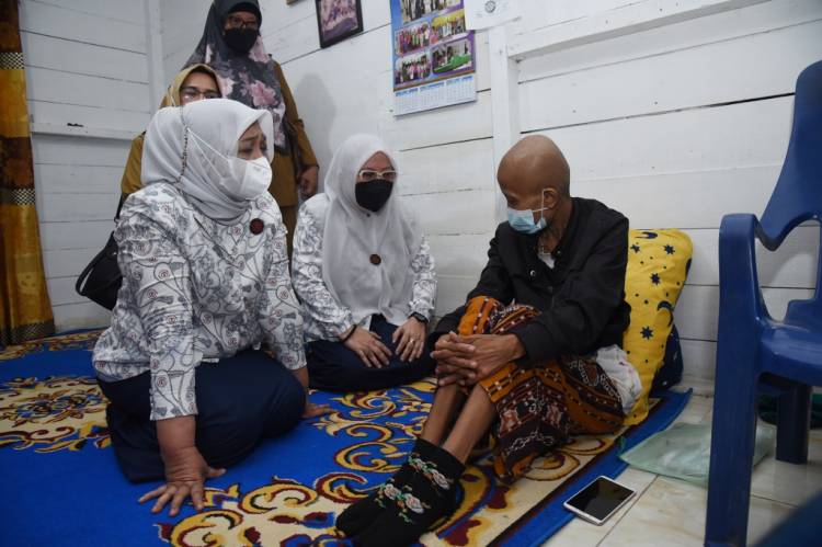 Kunjungi Penderita Kanker di Medan Helvetia, Ini Pesan Nawal Lubis