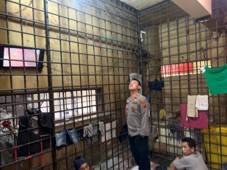 Kompol Ginanjar Fitriadi Bersama Personel Kontrol dan Cek Ruang Tahanan